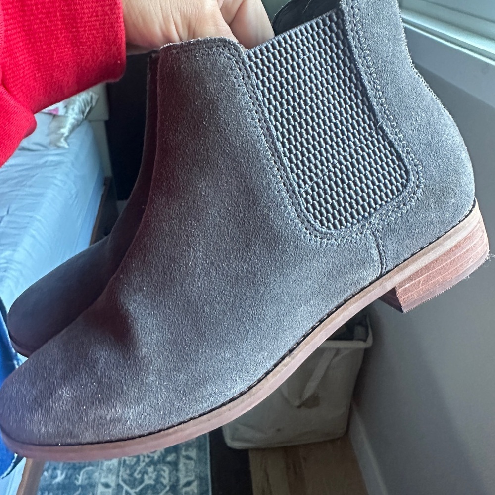 Tom’s Women Gray Suede Chelsea Ankle Boots Size 7 - Picture 3 of 6